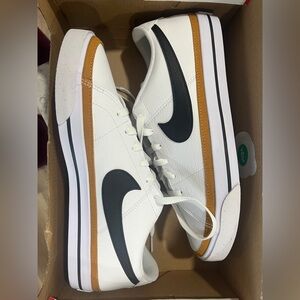 NEW Women’s Nike Court Legacy. Size 10